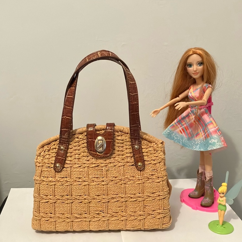 Lovely Straw Weave Hand Bag very clean and cute.